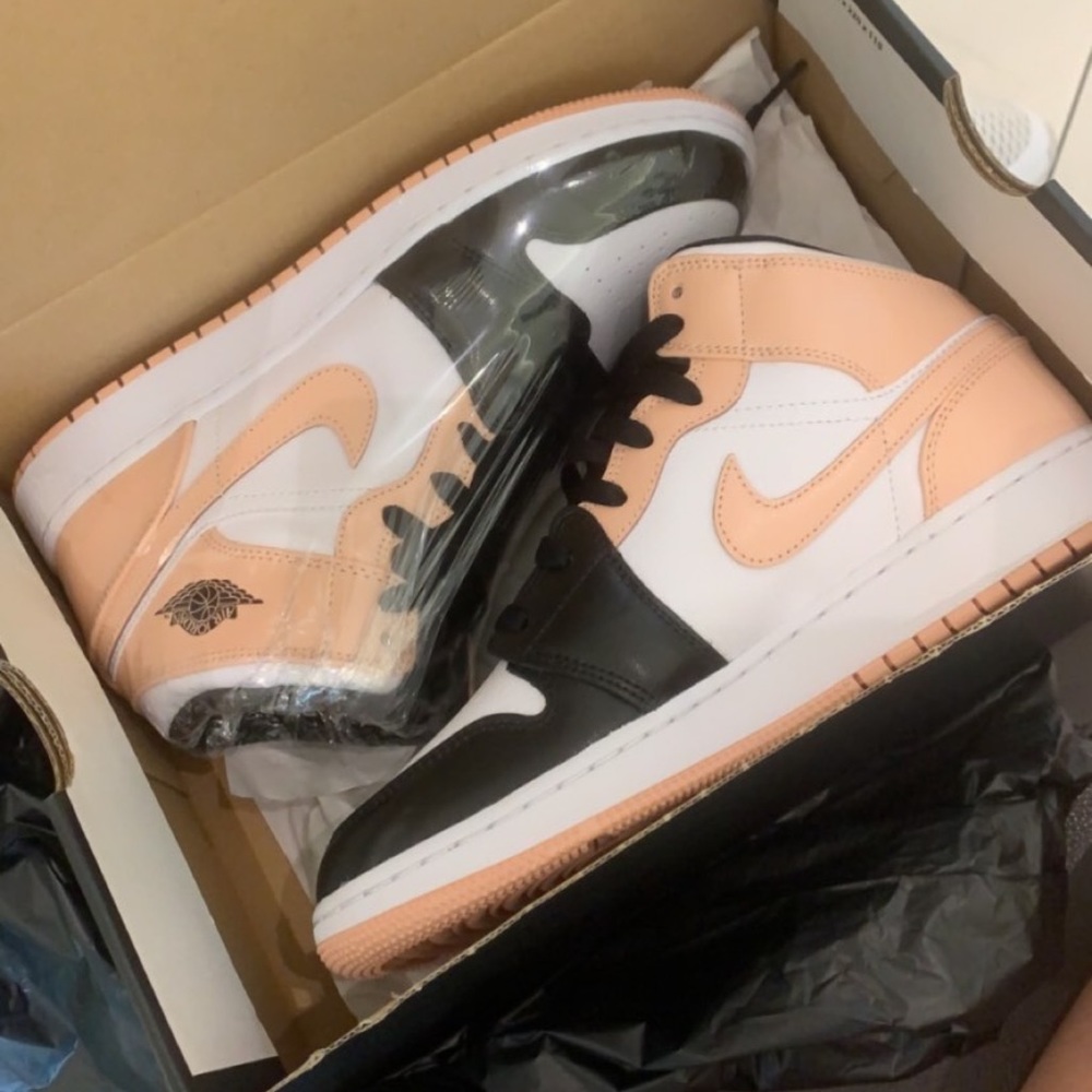 Jordan 1 mid arctic orange black toe